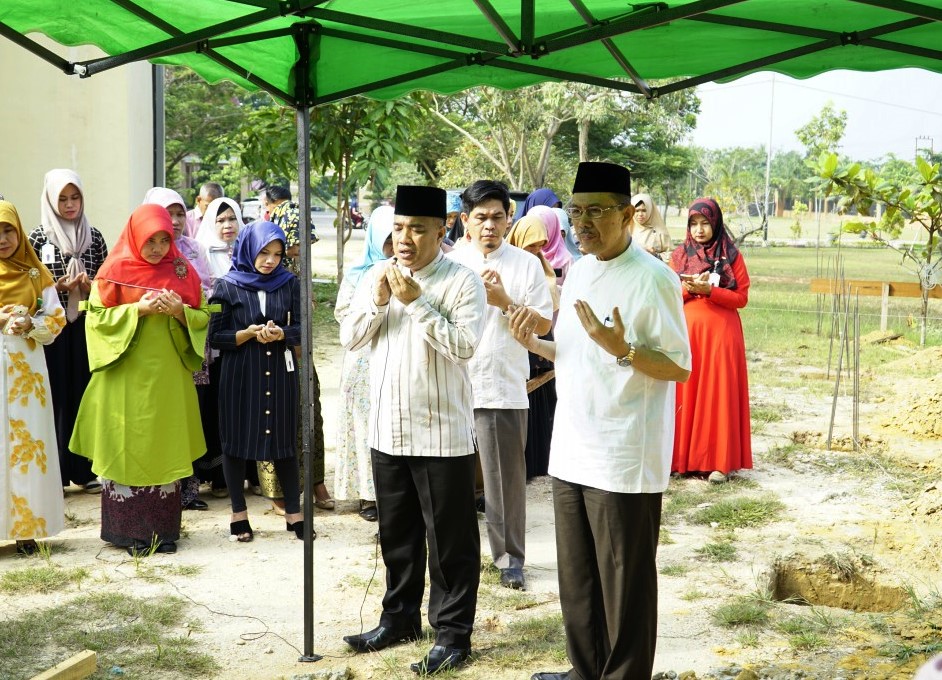Rektor Lakukan Peletakan Batu Pertama Pembangunan Masjid UP