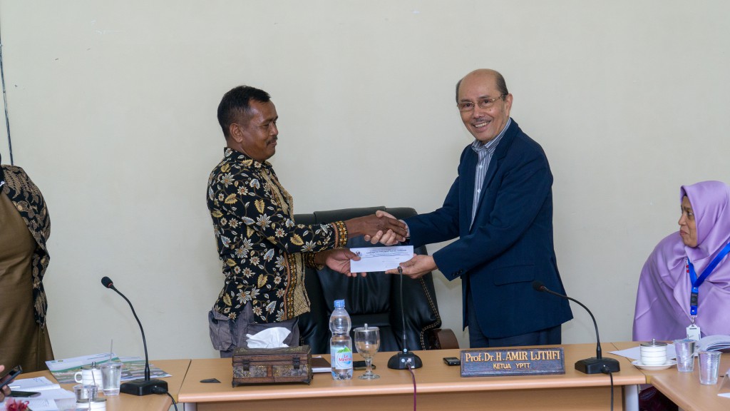 Rektor Universitas Pahlawan Tuanku Tambusai (UP) Berikan Penghargaan Kepada Pegawai Teladan