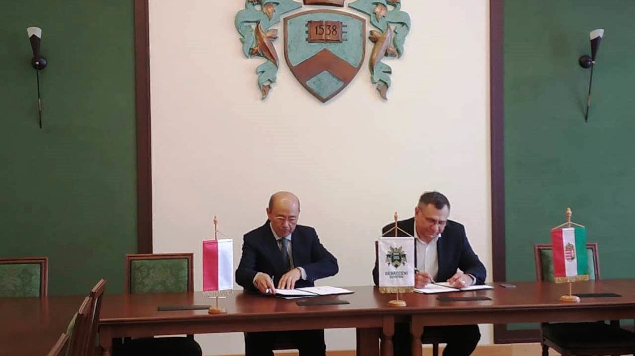 The signing of the MoU between Universitas Pahlawan Tuanku Tambusai (UP) and the University Debrecen