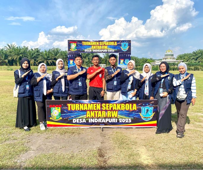 Mahasiswa KKN Universitas Pahlawan Jadi Wasit Utama Turnamen Sepak Bola Desa Indrapuri