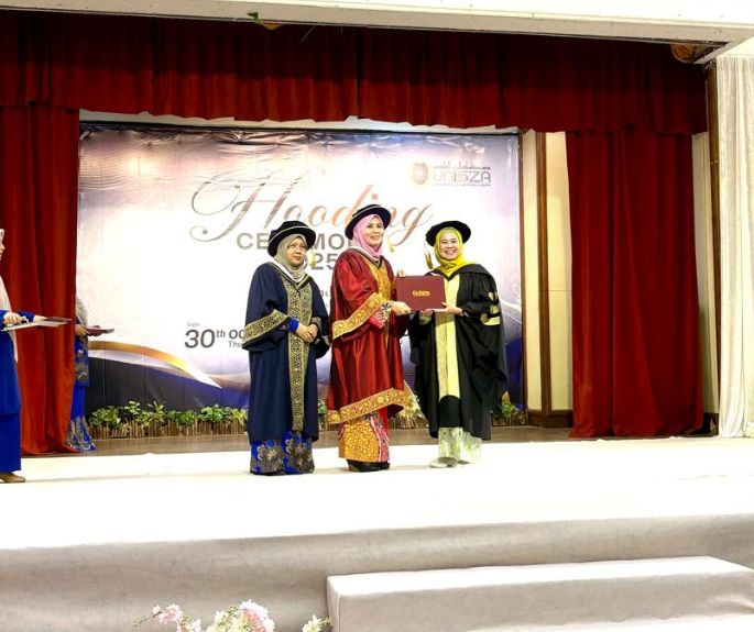 Wakil Rektor III Universitas Pahlawan Raih Anugerah GOT pada Hooding Ceremony UNISZA 2025